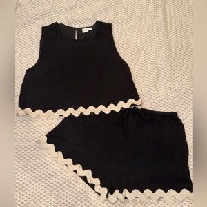 Black Two-Piece Scallop Trim Set